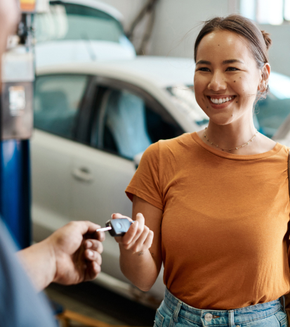 customer handing off keys to tech